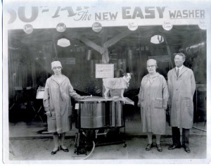 Easy Washer Booth, Oregon State Fair, 1927. WHC 2011.022.0006