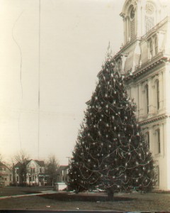 Salem’s Christmas Tree on the grounds of the Marion County Courthouse. WHC 85.051.0013.012